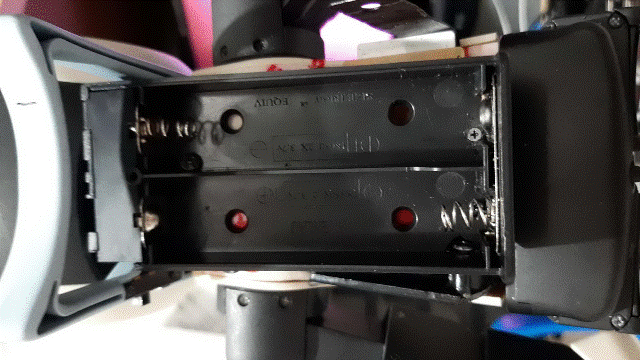 Robi2023.02.02_06_改造測試零件：[帶開關的電池盒長度約90mm]=三點固定就定位=似乎可行？.gif